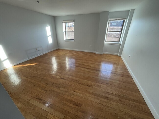 Building Photo - 534 Commonwealth Ave