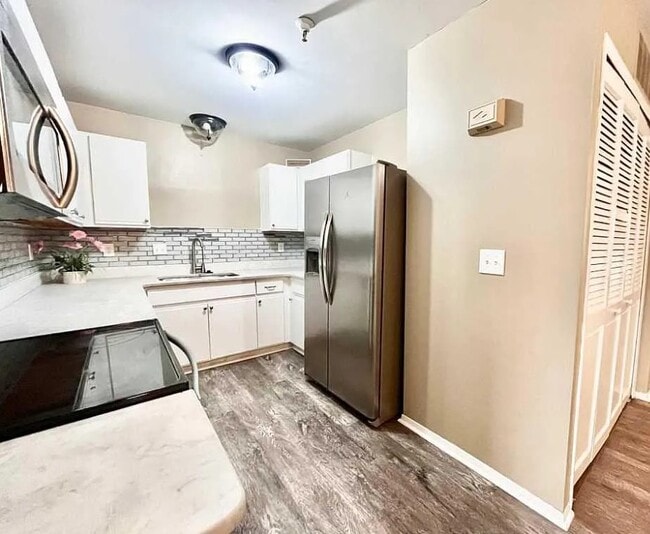 Building Photo - 15650 Stone Crossing Dr