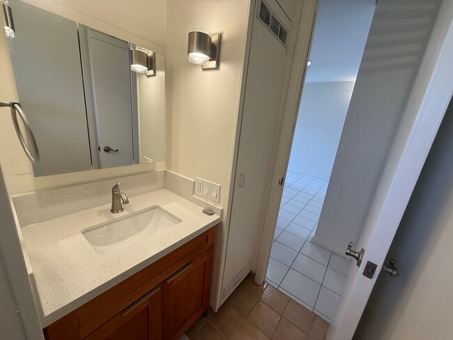 Building Photo - Makiki Bel Aire 2 bedroom 1 bath with 1 re...