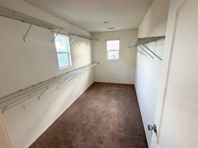 Building Photo - Spacious 5 bedroom home