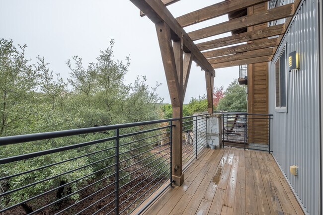 Building Photo - Beautiful 2 Bedroom, 2.5 Bath Townhome in Northwest Austin