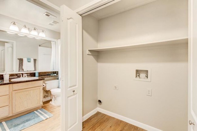 Building Photo - 2 bedroom in Dallas TX 75204