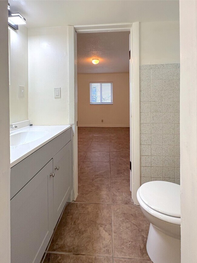 Building Photo - 1124 NE 5th Ave