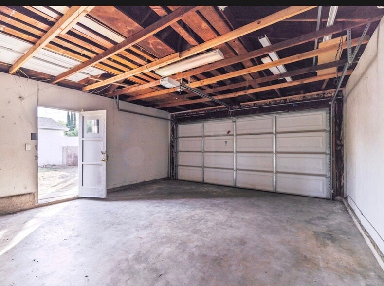 Building Photo - 8123 Lindley Ave