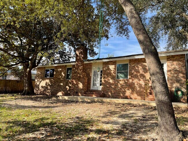 Building Photo - 606 Bayou Ln