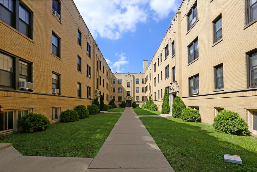 Building Photo - 1950 W Wilson Ave