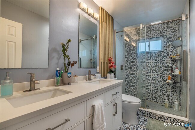 Building Photo - 56 Linden St