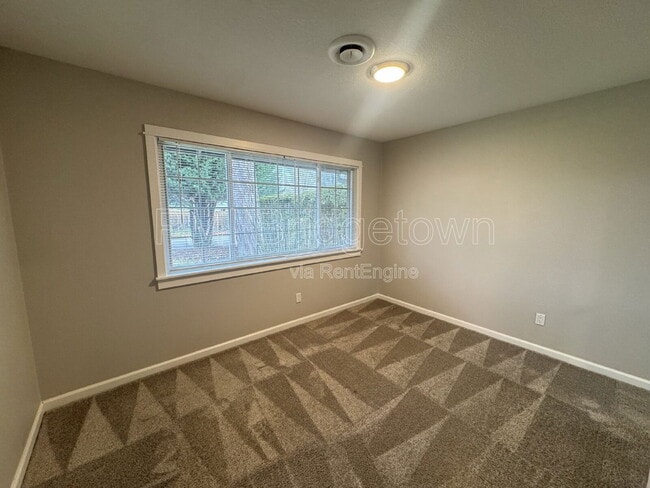 Building Photo - 435 SW Devon Ln