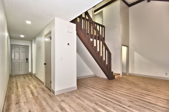 Building Photo - Updated 2 bed, 2 bath townhouse with 1,788...