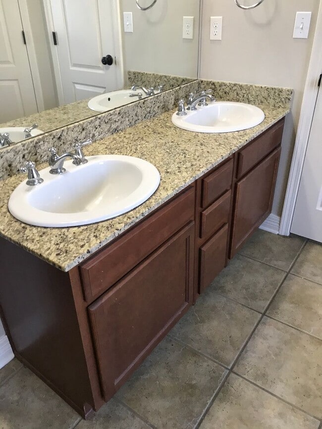 Building Photo - KINGS POINT-GATED COMMUNITY NEAR LSUS COLLEGE