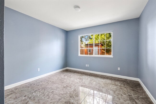 Building Photo - 10711 Heather Hill Dr