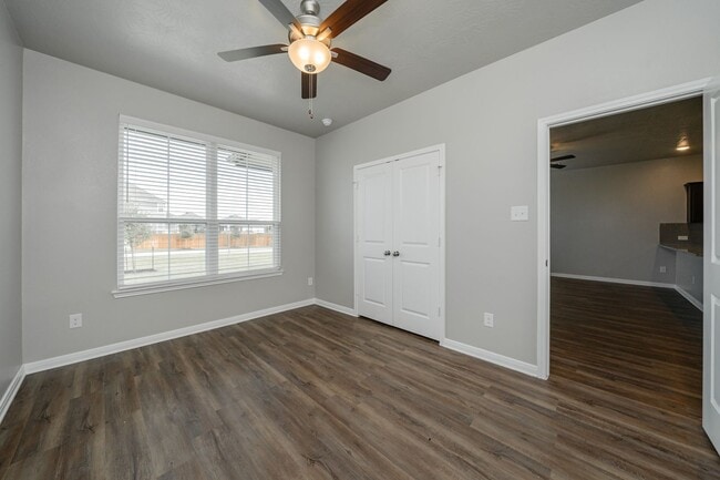 Building Photo - Bright & Cozy Townhome