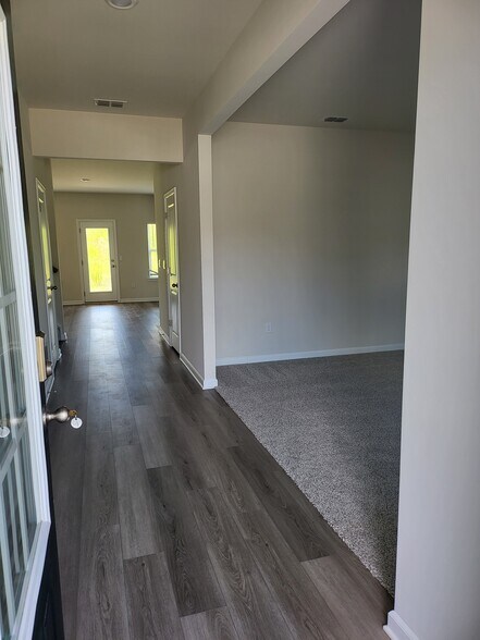 Foyer - 250 Sope Creek Cir