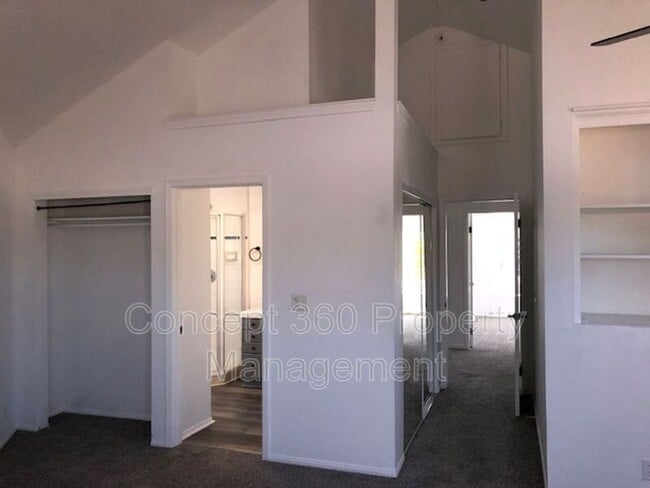 Building Photo - 4517 E Lavante St