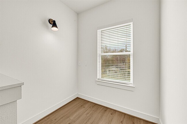 Building Photo - 1405 E 33rd St