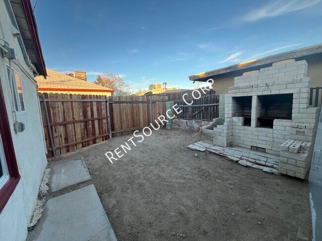 Building Photo - 1040-1042 Flora St