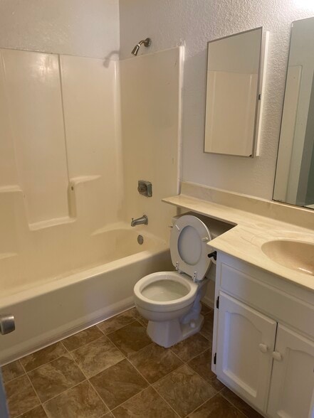 Bathroom - 3071 Juniper St