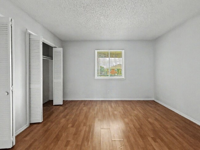 Building Photo - 5630 Brookview Ct