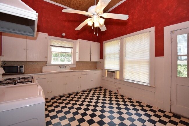 Building Photo - Centrally Located 2 Bed Close to Tech!
