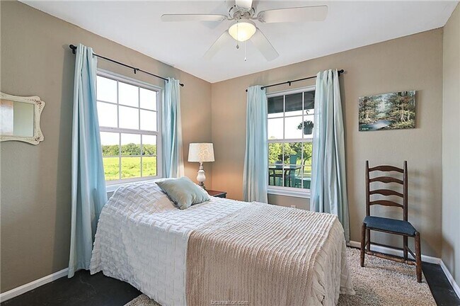 Building Photo - 7 acres with 5 bed, 3 bath less than 25 mi...