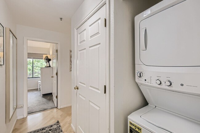 Building Photo - Turnkey 2 BDR/2BA Boulder Condo