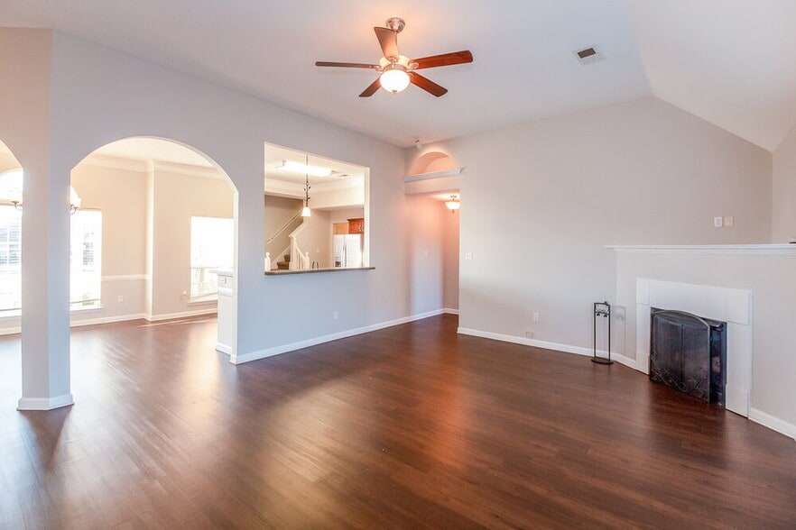 Building Photo - 2104 Eubanks Ln