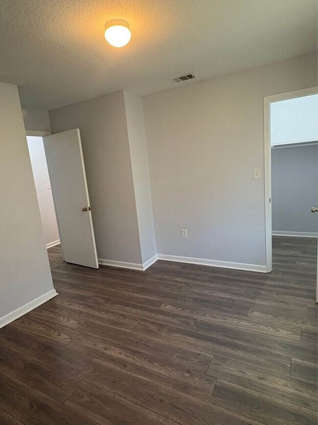 Building Photo - Newly Renovated 2 Bedroom 1.5 Bath