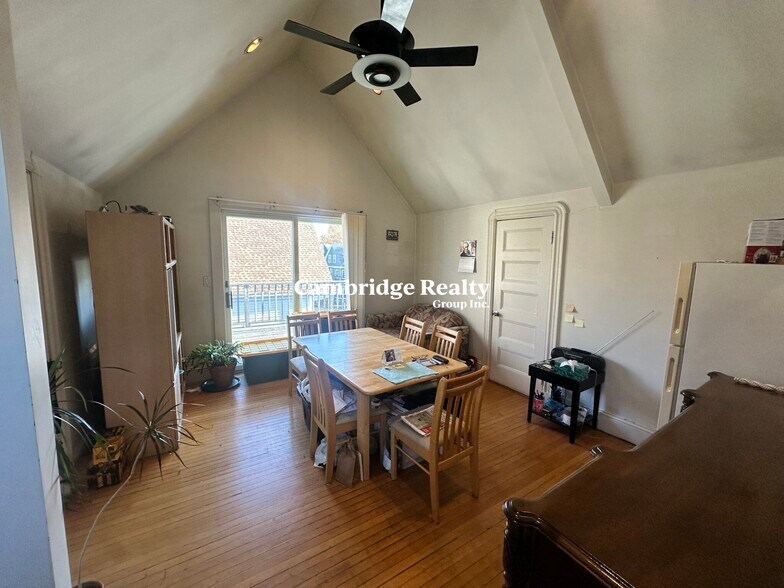 Building Photo - 147 Willow Ave