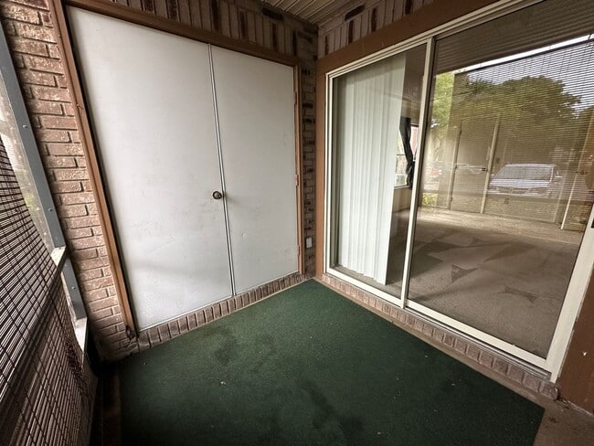 Building Photo - Stunning 1 Bedroom Condo in Pet-Friendly A...