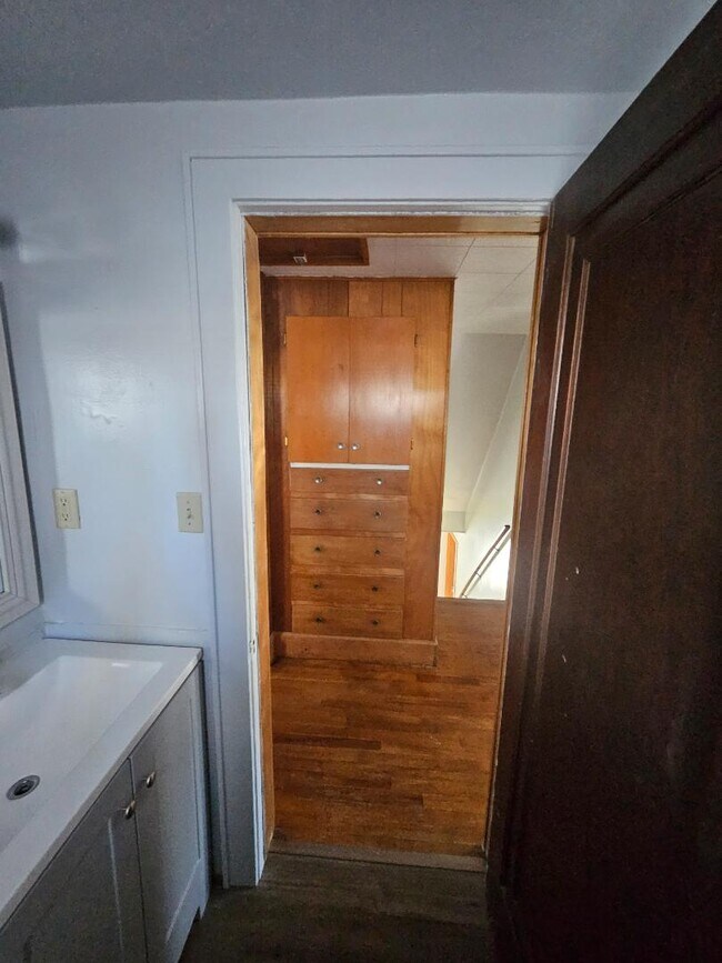 Building Photo - 370 Ahnaip St