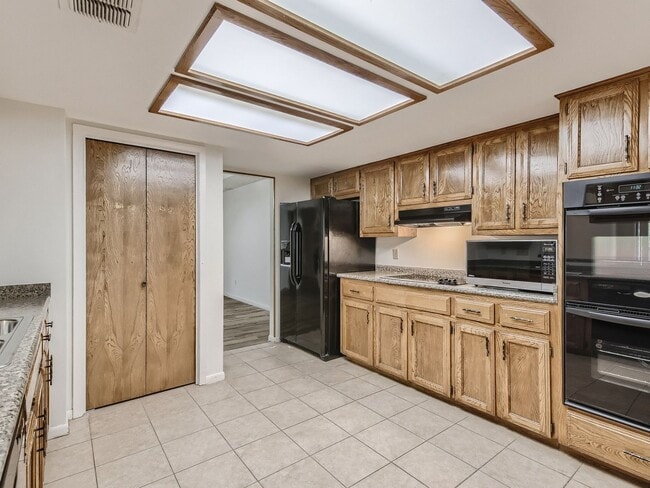 Building Photo - Northwest Hills 2/2 with Study, Large Gara...