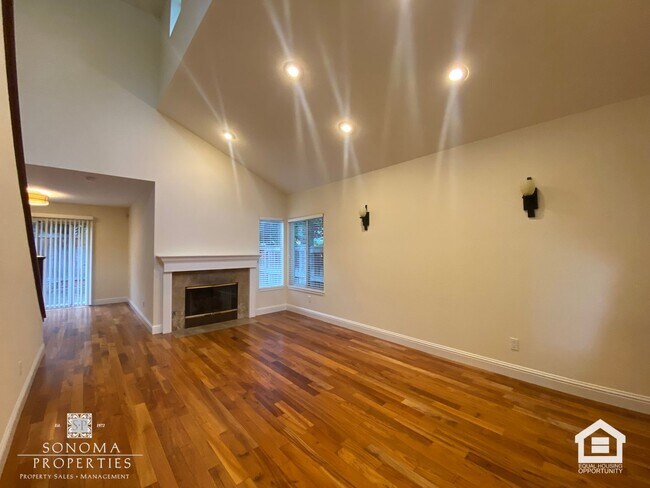 Building Photo - Lovely Updated 3BD/2.5BA Home Located In Fryer Creek!