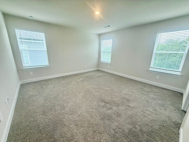 Building Photo - 3 Bed 2.5 Bath House with Garage in Hermitage $2500/mo