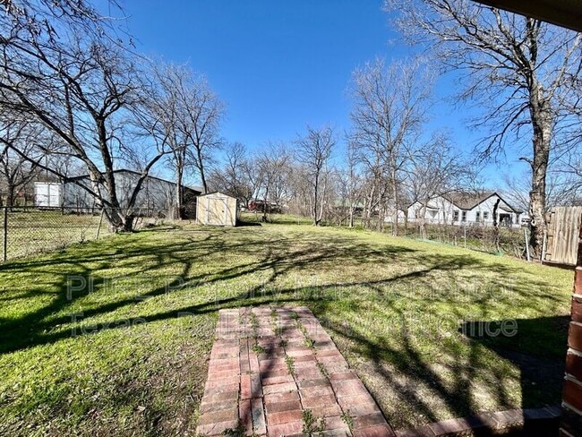 Building Photo - 208 W Franklin Ave