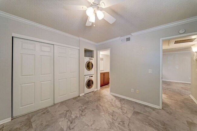 Building Photo - MOVE IN SPECIALS 2 weeks FREE - Townhouse with 2 Bedrooms 2 Bath!