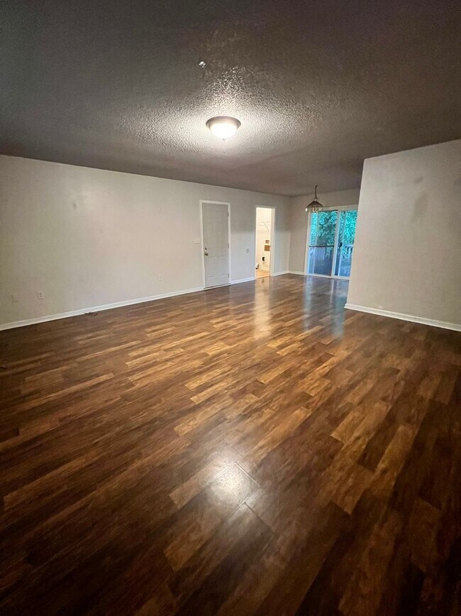 Building Photo - 3BD/ 2BA in Hidden Lake Subdivision