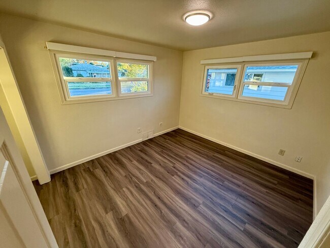 Building Photo - 3 Bedroom, 2 Bathroom WITH a Move in Special!