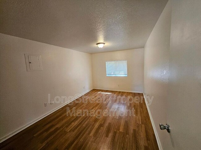 Building Photo - 4553 NE 105th Ave