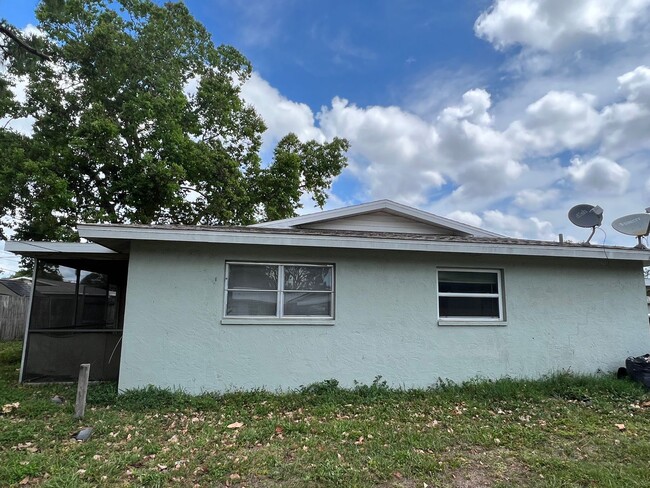 Building Photo - 2 bedroom one bath Duplex