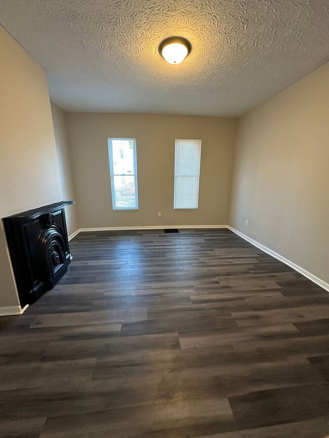 Building Photo - Large One Bedroom in Duplex Lower Unit