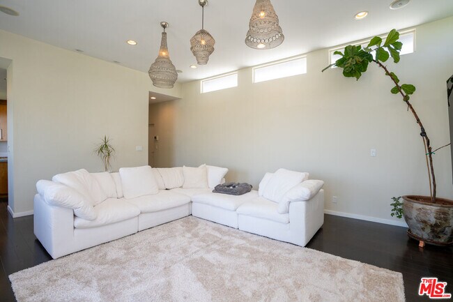 Building Photo - 3865 Buena Park Dr