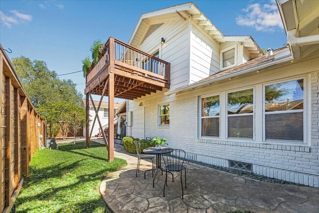 Building Photo - 825 Merrill St