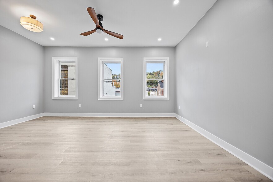 Building Photo - 1109 E Carson St