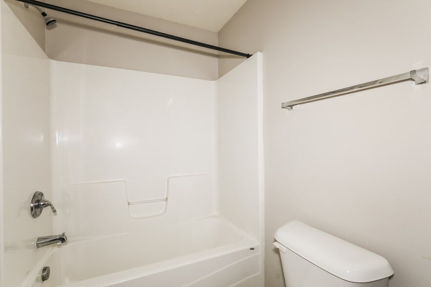 Building Photo - 2409 Woodfield Blvd