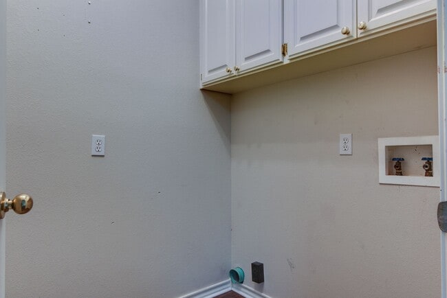 Building Photo - Townhome on Skyline Boulevard For Rent!