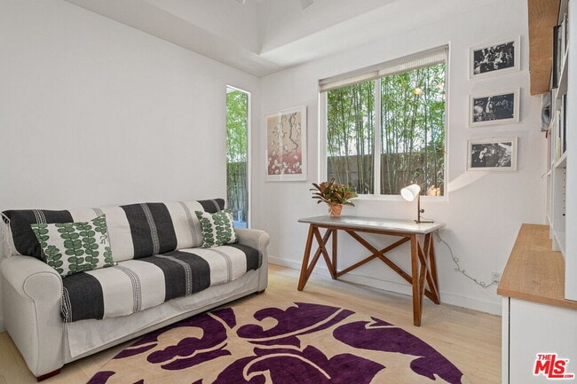 Building Photo - 835 Superba Ave