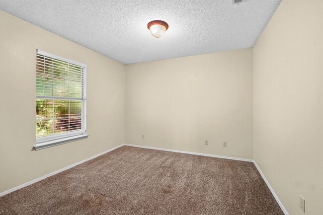 Building Photo - 3 Bedroom 2 Bath Duplex with Garage