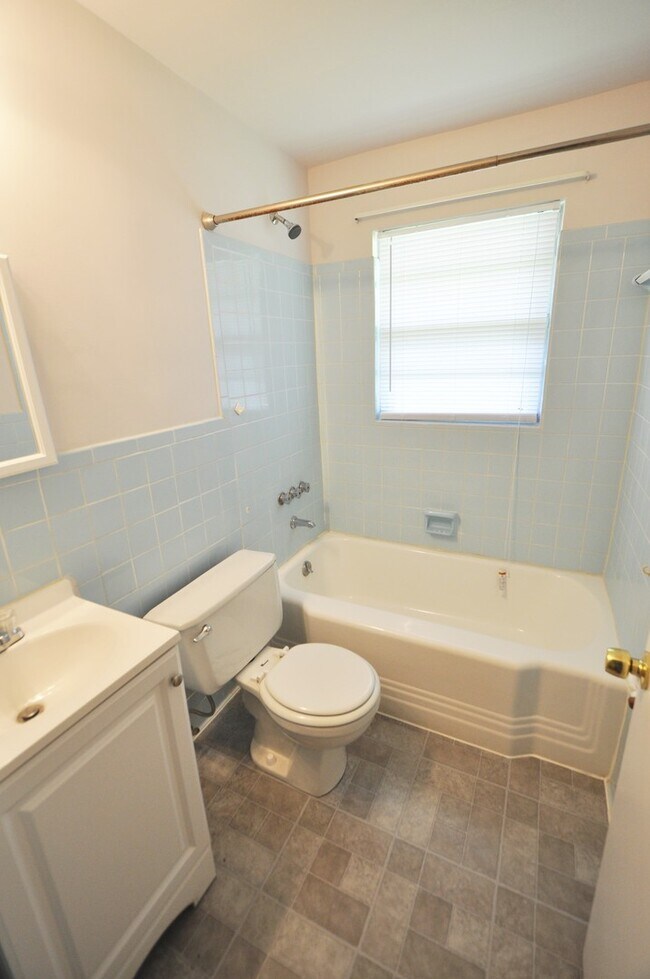 Building Photo - 2 Bedroom 1 Bath Duplex located in Hampton