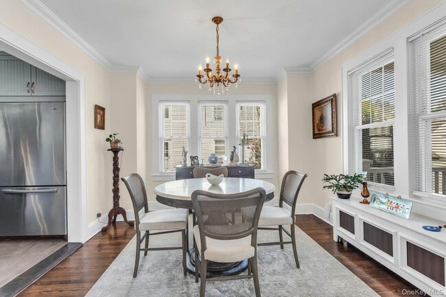 Building Photo - 23 W 7th St