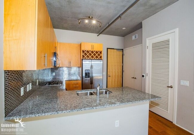 Building Photo - Modern Downtown 1Bdm 1Ba Condo at Juhl!